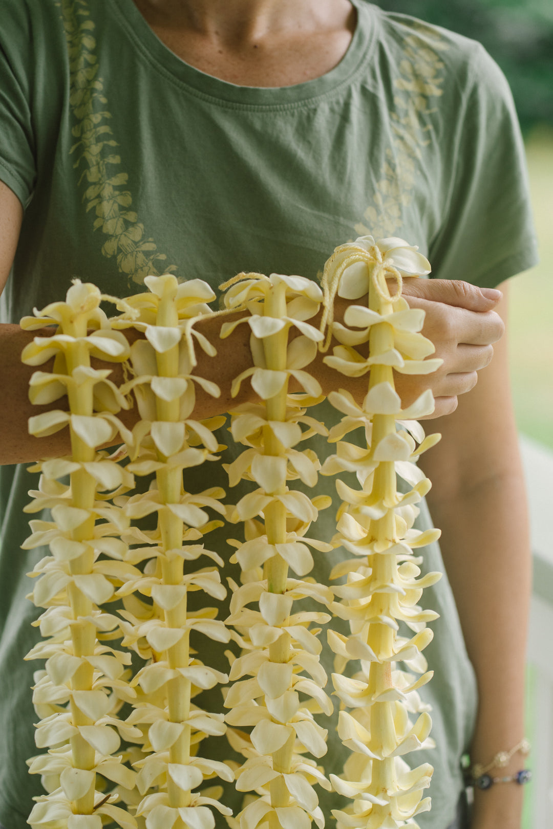 How do you make lei?