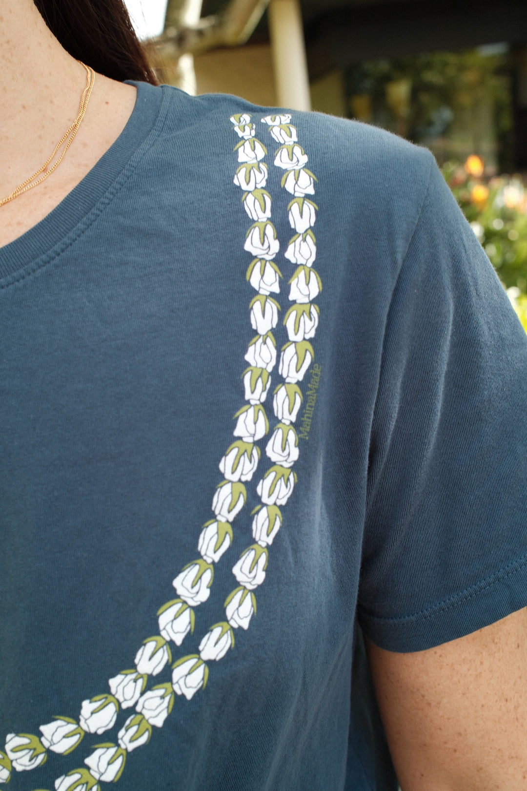 Lei Lokelani Ke'oke'o Tee - Mahalo Pauahi
